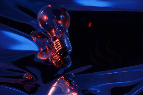 Akkor lamba (10 yansıtılmış bir arka plan üzerinde kırmızı ve mavi aydınlatmalı).