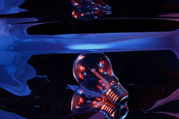 Akkor lamba (9 yansıtılmış bir arka plan üzerinde kırmızı ve mavi aydınlatmalı).