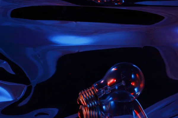 Akkor lamba (8 yansıtılmış bir arka plan üzerinde kırmızı ve mavi aydınlatmalı).