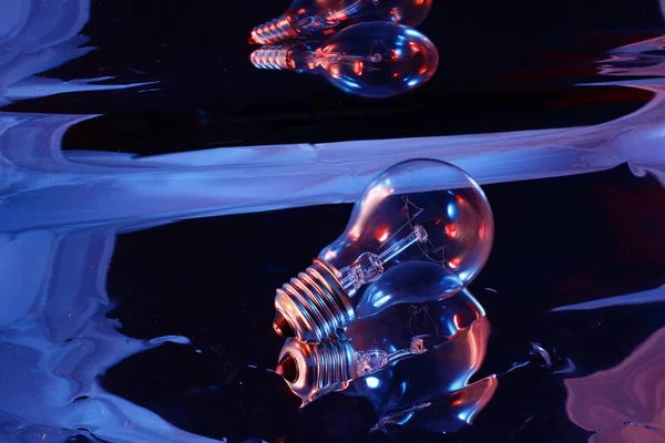 Akkor lamba (3 yansıtılmış bir arka plan üzerinde kırmızı ve mavi aydınlatmalı).