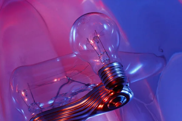 Akkor lamba yansıtılmış bir arka plan üzerinde kırmızı ve mavi aydınlatmalı.