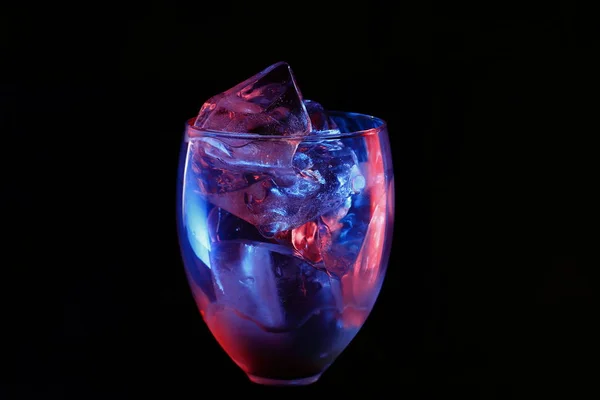 Hielo Vaso Con Reflejos Rojos Azules Frambuesa — Foto de Stock