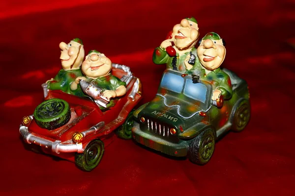 Kırmızı bir arka plan, seramik rakamlar üzerinde Suv içinde komik askeri