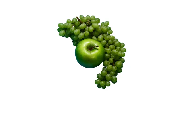 Geïsoleerde Groene Appel Een Tak Van Druiven — Stockfoto