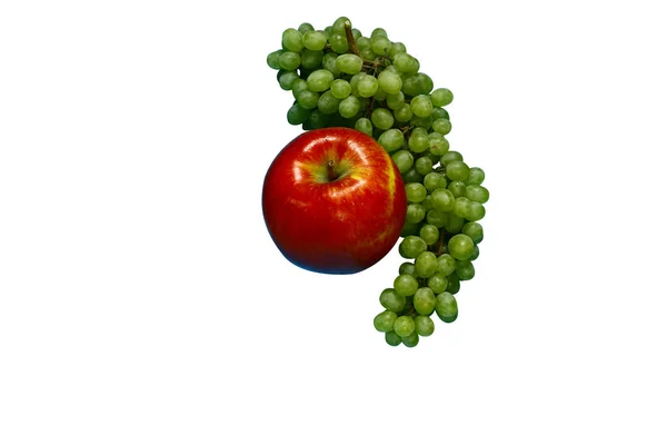 İzole kırmızı elma ve üzüm Şubesi