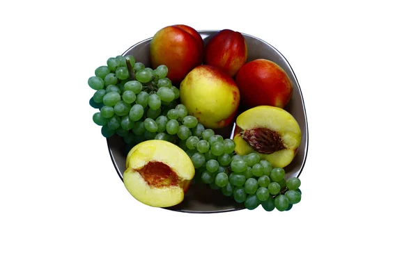 Bord Met Fruit Groene Druiven Perziken Geïsoleerd — Stockfoto