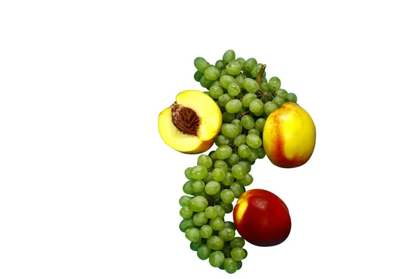 Yeşil üzüm ve izole beyaz bir arka plan üzerinde sulu şeftali