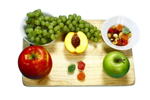 Natürmort taze meyvelerden yapılmış bir kesme tahtası üzerinde