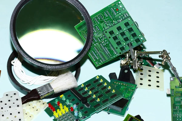 Elektronik bileşenleri devre kartlarına Büyüteç ön planda ile basılmış.