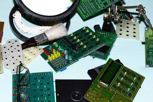 Elektronik bileşenleri devre kartlarına Büyüteç ön planda ile basılmış.