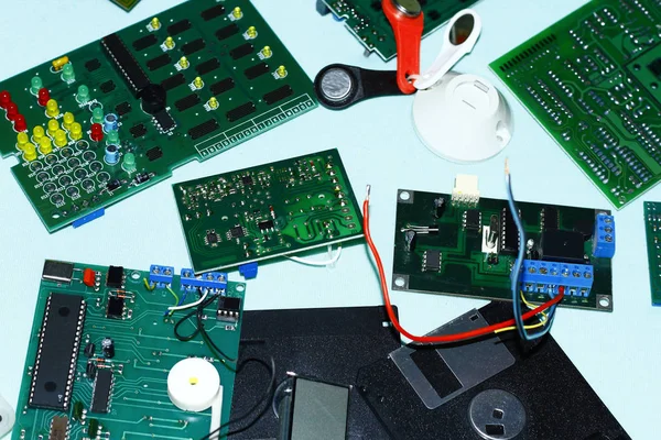 Elektronik bileşenleri devre kartlarına Büyüteç ön planda ile basılmış.