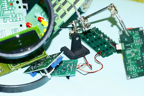 Elektronik bileşenleri devre kartlarına Büyüteç ön planda ile basılmış.