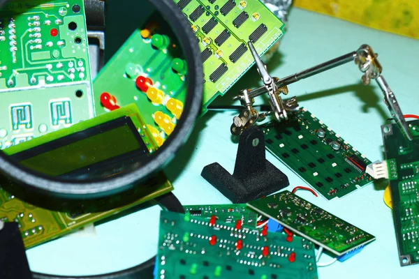 Elektronik bileşenleri devre kartlarına Büyüteç ön planda ile basılmış.