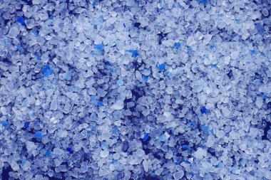 Beyaz ve sağlam, kristallerle bile mavi arka plan.