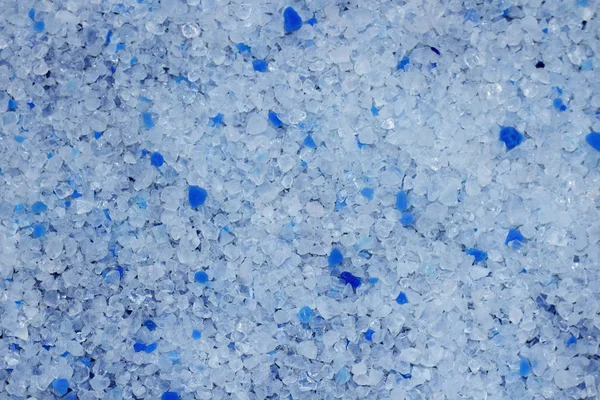 Beyaz ve sağlam, kristallerle bile mavi arka plan.