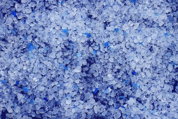 Beyaz ve sağlam, kristallerle bile mavi arka plan.