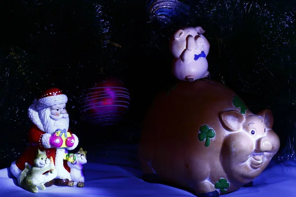 Noel natürmort seramik figürleri Noel Baba ve Noel ağacı arka plan üzerinde domuz.