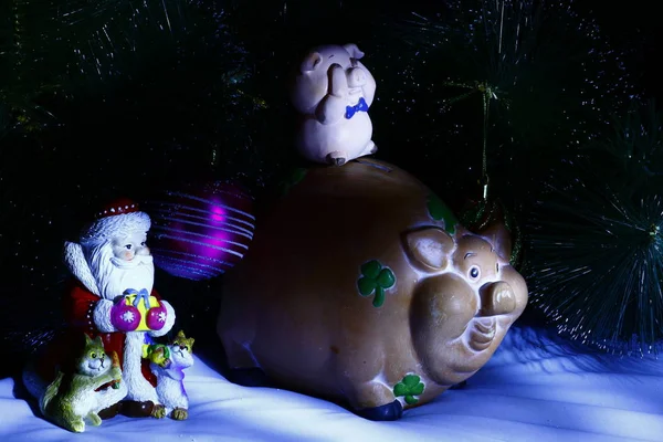 Boże Narodzenie Martwa Ceramiczne Figurki Świętego Mikołaja Świnia Tle Choinki — Zdjęcie stockowe