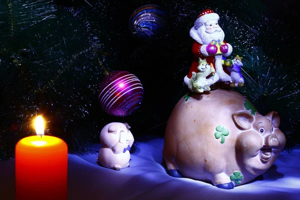 Noel natürmort seramik figürleri Noel Baba ve Noel ağacı arka plan üzerinde domuz.