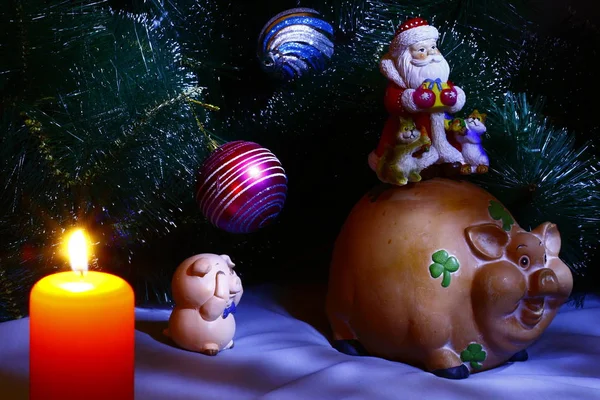 Noel natürmort seramik figürleri Noel Baba ve Noel ağacı arka plan üzerinde domuz.