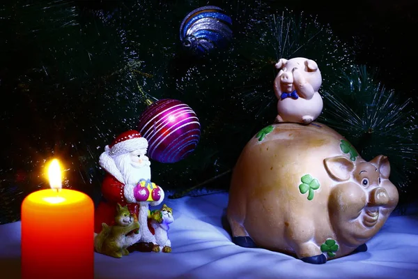 Noel natürmort seramik figürleri Noel Baba ve Noel ağacı arka plan üzerinde domuz.
