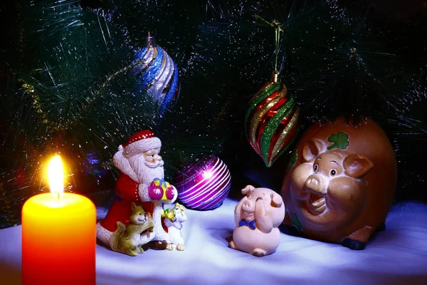 Noel natürmort seramik figürleri Noel Baba ve Noel ağacı arka plan üzerinde domuz.