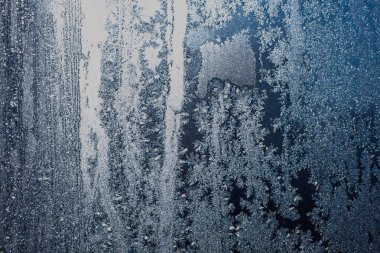 Soğuk kış üstünde belgili tanımlık pencere çok güzel desenler çizer ve yaz için bekleyen muhteşem bir orman gibi su dondu.