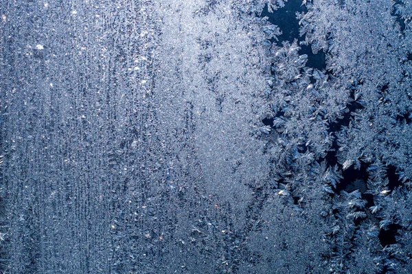 Soğuk kış üstünde belgili tanımlık pencere çok güzel desenler çizer ve yaz için bekleyen muhteşem bir orman gibi su dondu.