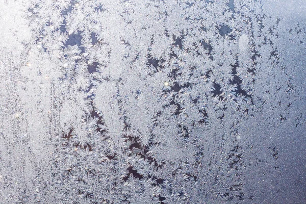 寒い冬はウィンドウの非常に美しいパターンを描画し 夏を待っている不思議な森のような水が凍結しました — ストック写真
