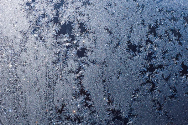 Soğuk kış üstünde belgili tanımlık pencere çok güzel desenler çizer ve yaz için bekleyen muhteşem bir orman gibi su dondu.