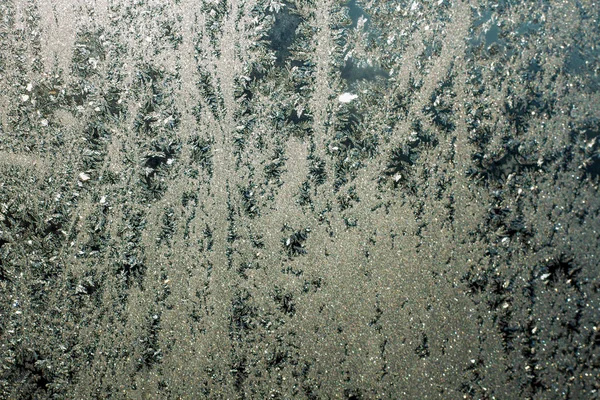 Soğuk kış üstünde belgili tanımlık pencere çok güzel desenler çizer ve yaz için bekleyen muhteşem bir orman gibi su dondu.