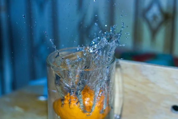 Naranja Cayó Una Taza Con Agua Recogió Salpicaduras Muy Hermosas — Foto de Stock