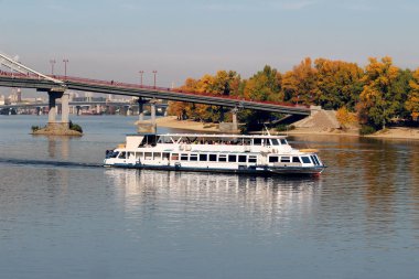 Kruvazör ve Dinyeper, Kiev, Ukrayna genelinde yaya köprüsü. Turistler için yürüyüş