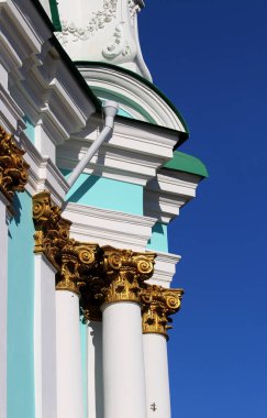 Mavi gökyüzüne karşı sütunlar üzerinde altın süslemeli mavi kilise duvarına. St Andrew's Cathedral, Kiev, Ukrayna