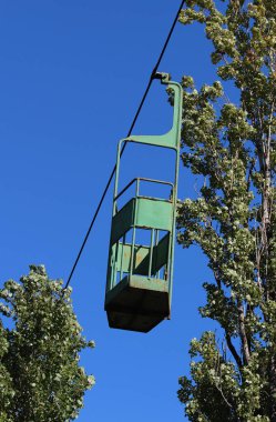 Füniküler. Eski teleferik ile artık çalışma ve paslı bir teleferik. Çok tehlikeli. Şehrin bir parçası başka bir ile bağlanmak