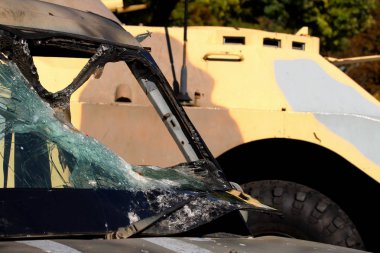 Ve zırhlı savaş aracı arka plan üzerinde sağlık görevlileri. Yaralı askerlerin taşıma erimiş zırh ön cam arabalar. 