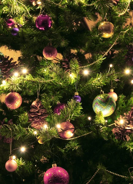 Grüner Weihnachtsbaum Mit Großen Tannenzapfen Für Horizontalen Hintergrund Dekoriert Mit — Stockfoto