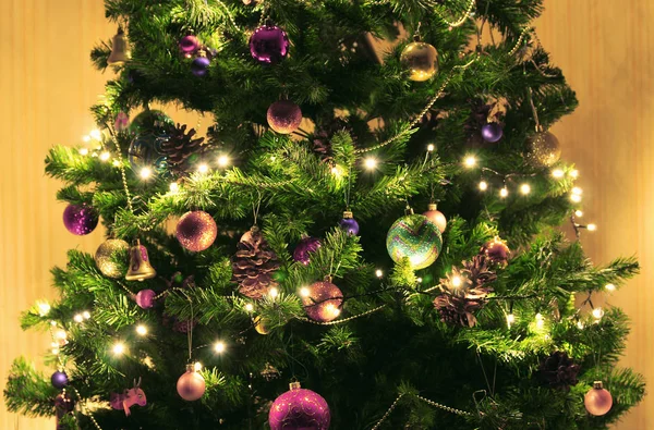 Weihnachtsbaum Mit Großen Zapfen Auf Beigem Hintergrund Dekoriert Mit Hellen — Stockfoto