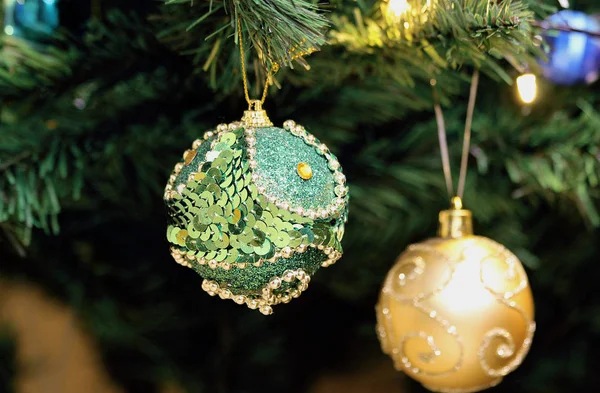 Schönes Weihnachtsspielzeug Das Weihnachtsbaum Hängt Grüne Kugel Mit Pailletten Und — Stockfoto