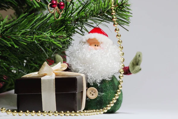 クリスマス ツリー サンタ クロース ベージュのリボンとゴールド ビーズ リング ブラウン ギフト ボックス — ストック写真