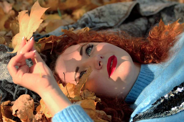 Молодая Женщина Рыжими Волосами Лежит Одеяле Смотрит Желтый Лист Клена — стоковое фото