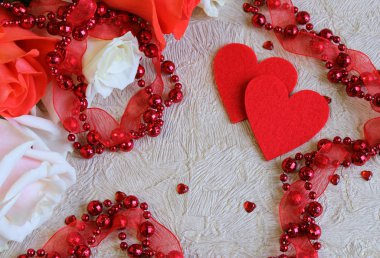 Pembe ve beyaz güller kırmızı boncuk ve kadın tebrik için hafif bir arka plan üzerinde bir kalp ile. yukarıdan görüntülemek