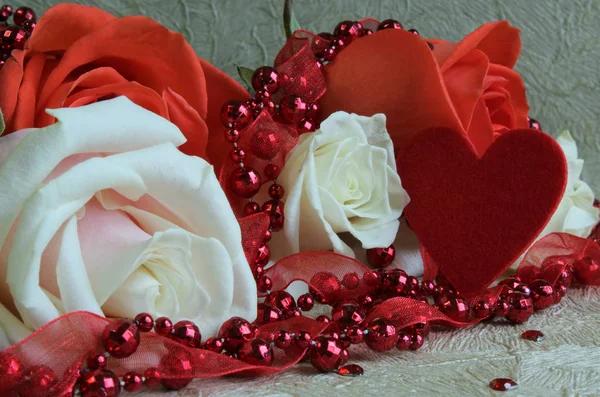 一束粉红色和白色的玫瑰与红色的珠子和一颗心在轻的背景上祝贺妇女 — 图库照片