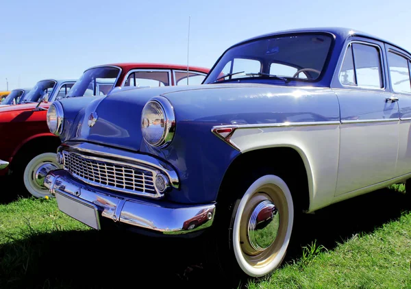 Ένα Όμορφο Παλιό Αυτοκίνητο Είναι Παρκαρισμένο Στο Γρασίδι Κοντά Αυτοκίνητα — Φωτογραφία Αρχείου