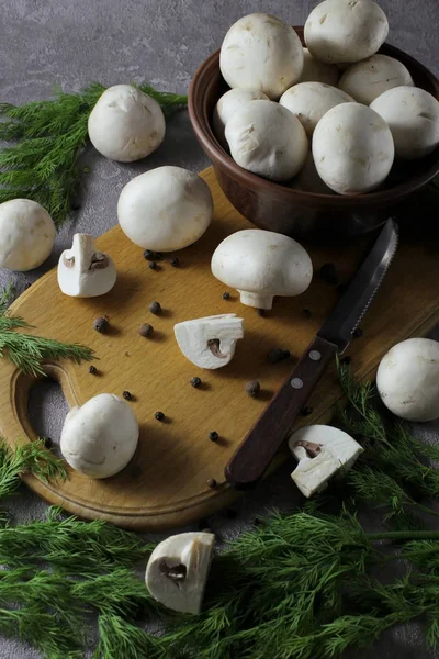 Horizontal view of champignon mushrooms. Ingredients for cooking tasty vegetarian dishes — Stock Image Horizontal View Champignon Mushrooms Ingredients Cooking Tasty Vegetarian Dishes Stock Photo