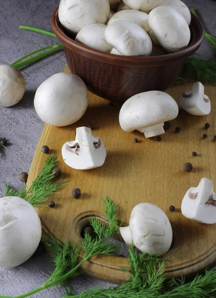 Champignon mushrooms laid out on the board concise healthy eating and vegetarian food — Stock Image Champignon Mushrooms Laid Out Board Concise Healthy Eating Vegetarian Food Stock Image