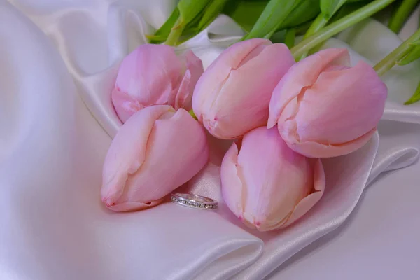 Prezent Postaci Srebrny Pierścień Pobliżu Pięć Pięknych Wiosna Różowe Tulipany — Zdjęcie stockowe