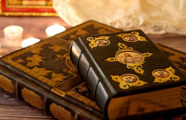 Tablo üzerinde İncil yalan, yakın, lig mum yanıyor