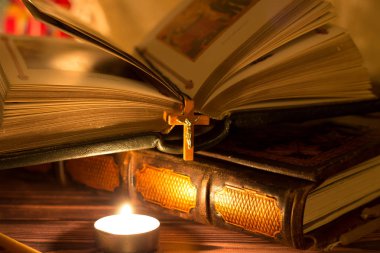 Din ve inanç kavramı. Mumlar, kitap ve İncil'in üzerine bir