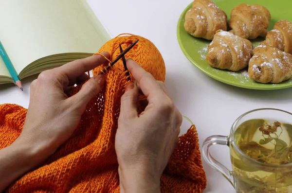 The yarn lies on the table, next to it is a notebook and a pencil for writing. Tea and Croissants — Stock Photo, Image